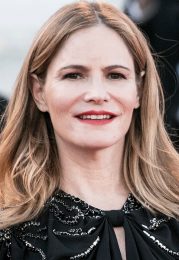 Jennifer Jason Leigh